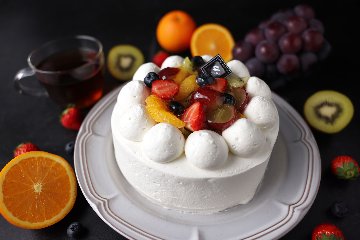 バースデーケーキ　フルーツケーキの画像