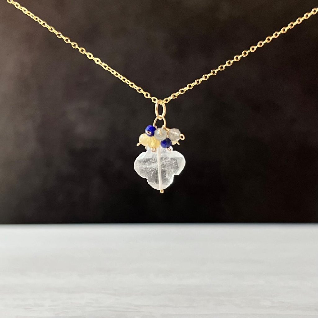 マニカラン水晶のお花形ペンダントヘッド・ネックレスチャーム_14kgfの画像