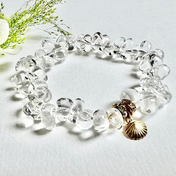 うるつや水晶と貝殻チャームのブレスレットの画像