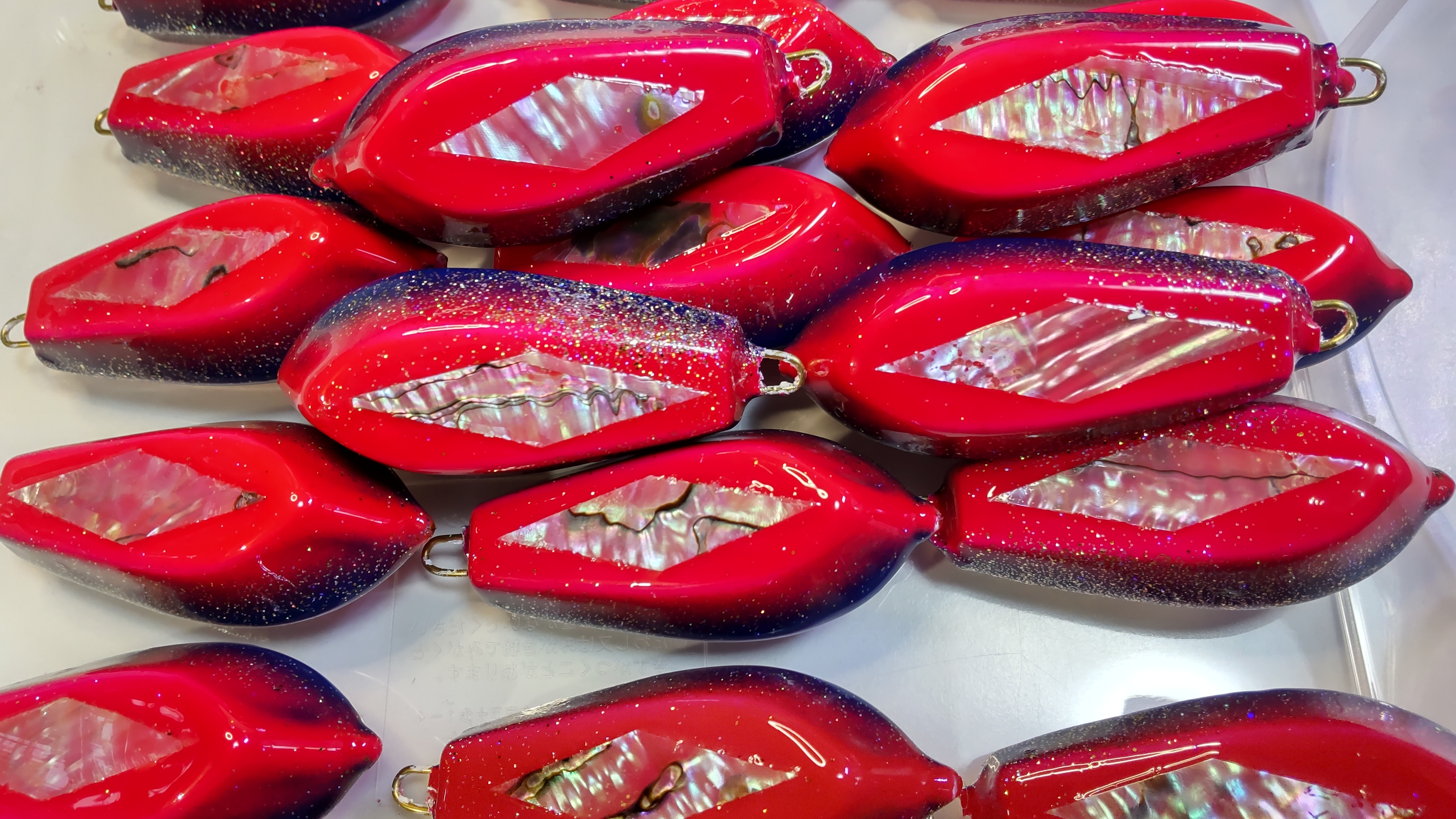 アワビ六角ひらめ４０号￥1000　６０号￥1200　８０号￥1350　　１００号￥1500　チャート　ピンク　　赤金　　貝の釣具画像