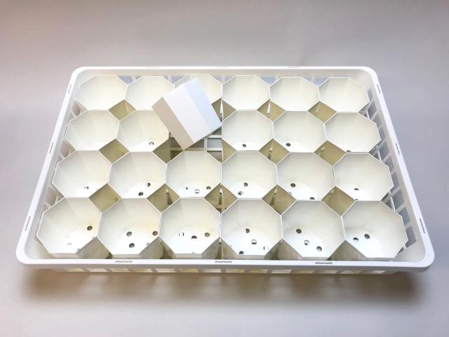 生産者仕様の園芸トレイ：白 (大)＋八角縁切立白プラ鉢-2.5号(トレイ1枚＋24鉢付きで1セット)[W][254GW]の画像