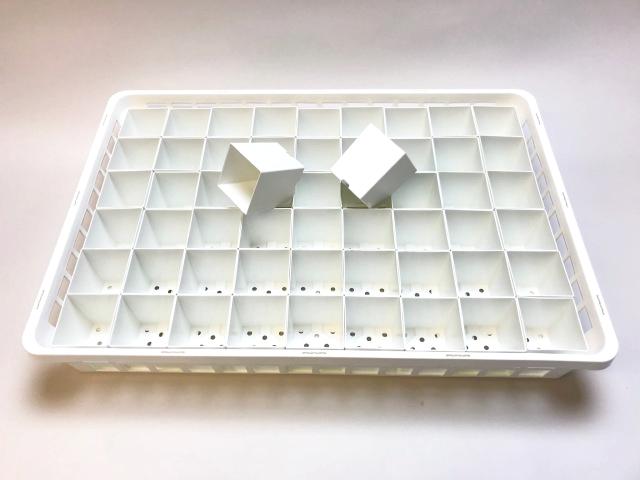 生産者仕様の園芸トレイ：白 (大)＋シンプルでマットなプラ鉢2号白-四角(トレイ1枚＋54鉢付きで1セット)[w]の画像