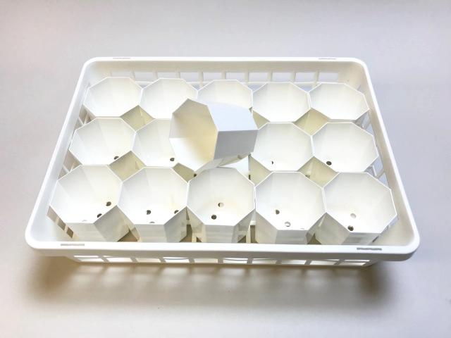 生産者仕様の園芸トレイ：白 (ハーフ)＋八角縁切立白プラ鉢-2号(トレイ1枚＋15鉢付きで1セット)[W][254GW]の画像