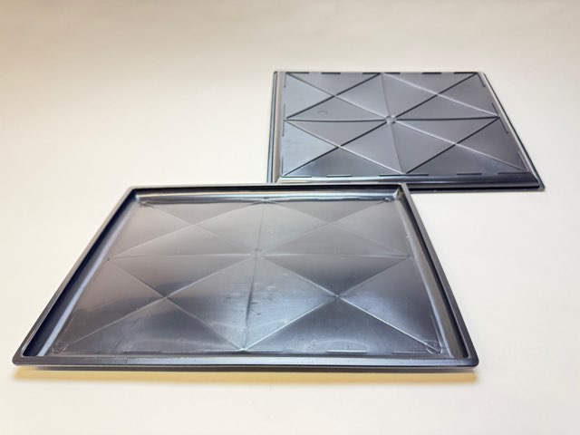 7.5cmポットや2号鉢用四角型枠トレイ：ハーフ標準型[H6.4cm]-20鉢用＋八角縁広プラ鉢-2号小-白(トレイ1枚＋20鉢付きで1セット)[w]の画像