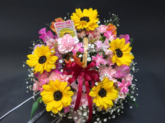 ひまわり5本＋季節のアソート花入 フラワーアレンジメント-小(生花140規格)の画像