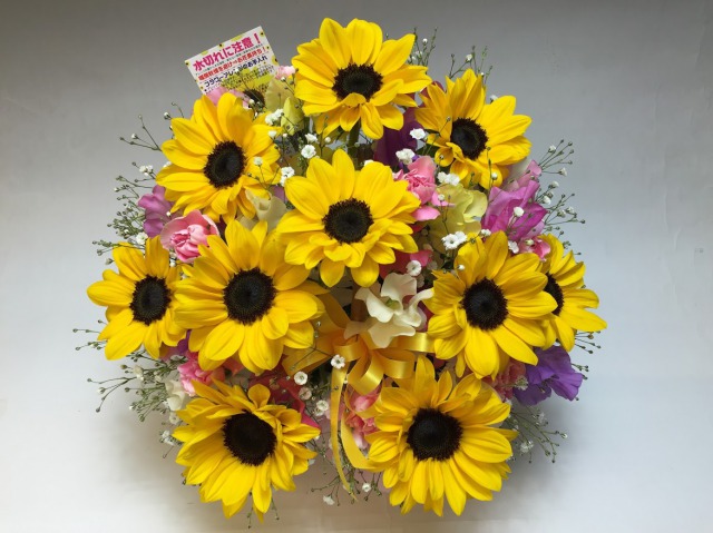 ひまわり10本＋季節のアソート花入 フラワーアレンジメント-小(生花140規格)の画像
