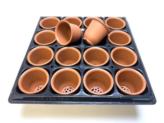 2号プラ鉢ぴったり整理トレイ-厚(ハード)＋ふっくら2号ミニ-茶(トレイ1枚＋16鉢付きで1セット)の画像