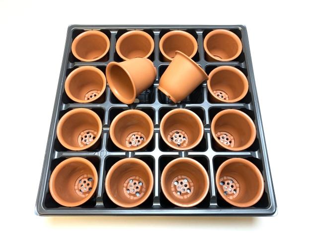2号プラ鉢ぴったり整理トレイ-薄(ソフト)＋ふっくら2号ミニ-茶(トレイ1枚＋16鉢付きで1セット)の画像