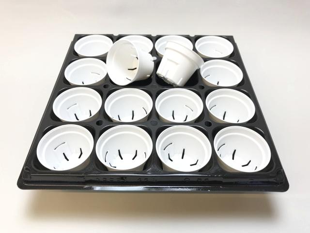 2号プラ鉢ぴったり整理トレイ-厚(ハード)＋プレステラ丸型2号スリット鉢-ミニサイズ-白(トレイ1枚＋16鉢付きで1セット)[w]の画像