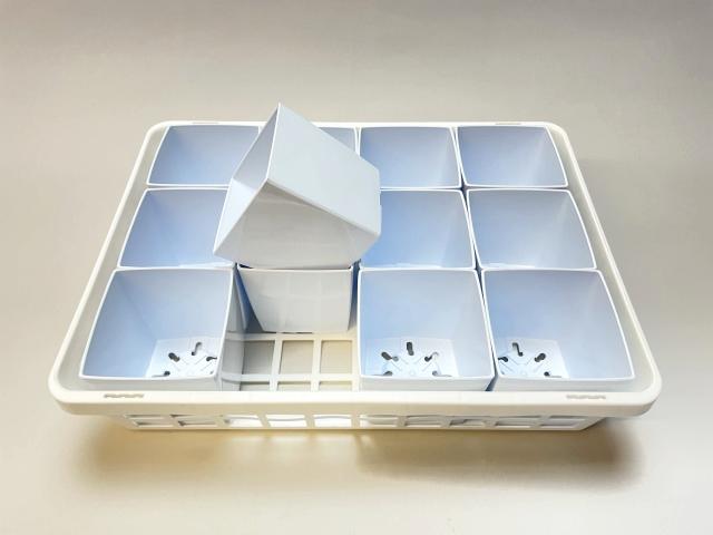 生産者仕様の園芸トレイ：白 (ハーフ)＋3.5号-スクウェアどっしり型プラ鉢-真っ白(トレイ1枚＋12鉢付きで1セット)[254GW]の画像