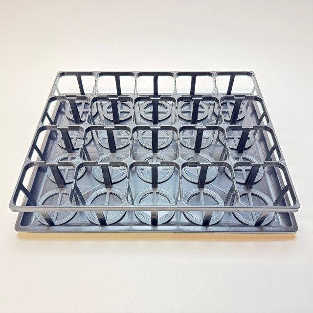7.5cmポットや2号鉢用四角型枠トレイ：ハーフ浅型[H5.5cm]-20鉢用＋スリット鉢-2号緑(トレイ1枚＋20鉢付きで1セット)の画像