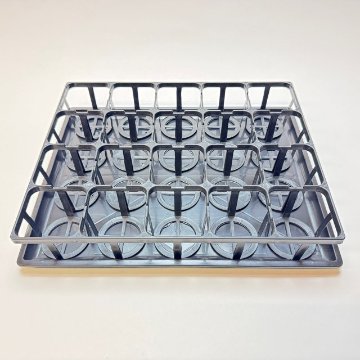 7.5cmポットや2号鉢用四角型枠トレイ：ハーフ浅型[H5.5cm]-20鉢用＋シンプルでマットなプラ鉢2号こげ茶-四角(トレイ1枚＋20鉢付きで1セット)[*]の画像