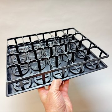 7.5cmポットや2号鉢用四角型枠トレイ：ハーフ浅型[H5.5cm]-20鉢用＋シンプルでマットなプラ鉢2号こげ茶-四角(トレイ1枚＋20鉢付きで1セット)[*]の画像