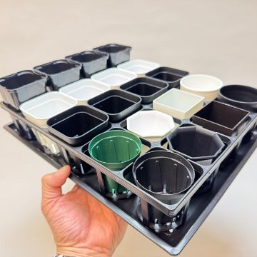 7.5cmポットや2号鉢用四角型枠トレイ：ハーフ浅型[H5.5cm]-20鉢用＋シンプルでマットなプラ鉢2号こげ茶-四角(トレイ1枚＋20鉢付きで1セット)[*]の画像