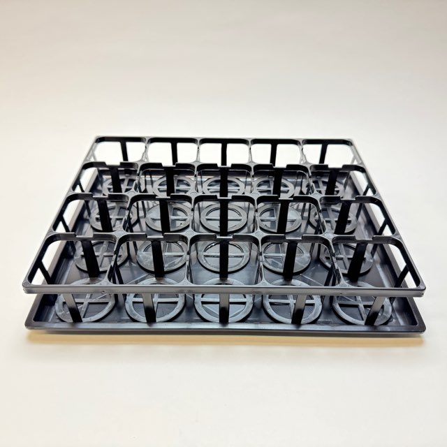 7.5cmポットや2号鉢用四角型枠トレイ：ハーフ浅型[H5.5cm]-20鉢用＋八角縁広プラ鉢-2号小-黒(トレイ1枚＋20鉢付きで1セット)[*]の画像