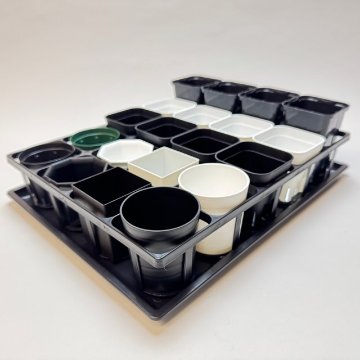 7.5cmポットや2号鉢用四角型枠トレイ：ハーフ浅型[H5.5cm]-20鉢用＋厚手の2号ロングミニプラ鉢-黒(トレイ1枚＋20鉢付きで1セット)の画像