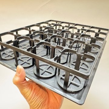 7.5cmポットや2号鉢用四角型枠トレイ：ハーフ浅型[H5.5cm]-20鉢用＋スリット深鉢75四角★(2号ロング相当)：カネヤスリットポット(トレイ1枚＋20鉢付きで1セット)[*][254GB]の画像