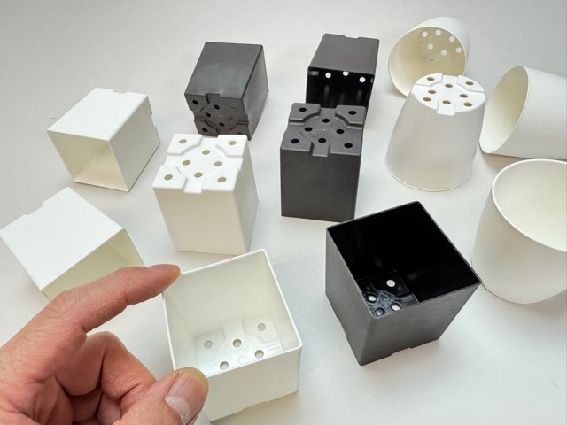 シンプルでマットなプラ鉢2号白-四角[w]の画像