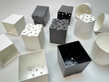 シンプルでマットなプラ鉢2号白-四角[w]の画像