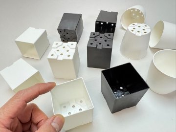 シンプルでマットなプラ鉢2号白-四角[w]の画像