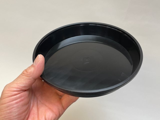 受皿-6号黒[ブラック](φ約18cm×高さ2.9cm)鉢皿※鉢底直径φ15.5cm迄の鉢がギリギリ入るサイズ＊1枚売※黒で擦れ傷目立ちがちお許し下さい画像