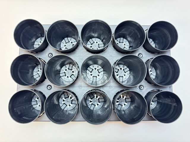 7.5cmポットや2.5号鉢用丸型枠トレイ：3×5=15鉢用(標準トレイの2/3サイズでコンパクト)＋陶器風プラ鉢セラアート長鉢-(3号ロング-黒)(トレイ1枚＋15鉢付きで1セット)画像