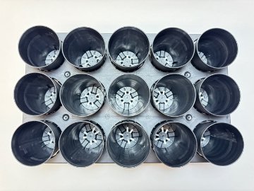 7.5cmポットや2.5号鉢用丸型枠トレイ：3×5=15鉢用(標準トレイの2/3サイズでコンパクト)＋陶器風プラ鉢セラアート長鉢-(3号ロング-黒)(トレイ1枚＋15鉢付きで1セット)画像