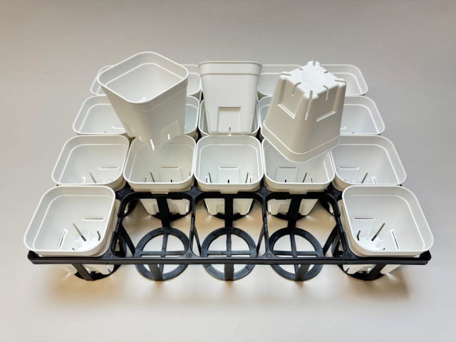 7.5cmポットや2号鉢用四角型枠トレイ：ハーフ浅型[H5.5cm]-20鉢用＋プレステラ75-(硬質スリットポット2号相当)-白[四角]〇(トレイ1枚＋20鉢付きで1セット)の画像