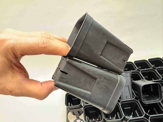 7.5cmポットや2号鉢用四角型枠トレイ：ハーフ標準型[H6.4cm]-20鉢用＋プレステラ深鉢75(2号相当)黒★(トレイ1枚＋20鉢付きで1セット)の画像