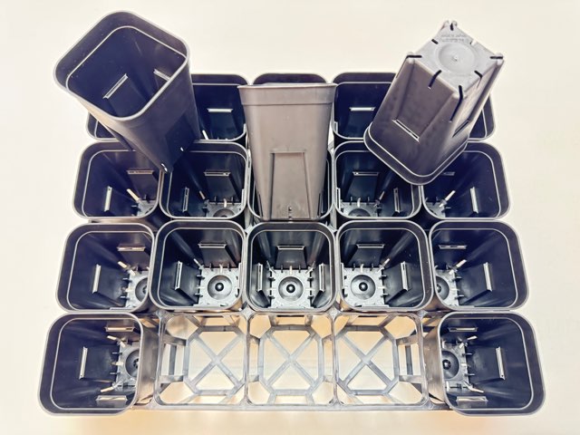 7.5cmポットや2号鉢用四角型枠トレイ：ハーフ標準型[H6.4cm]-20鉢用＋プレステラ深鉢75(2号相当)黒★(トレイ1枚＋20鉢付きで1セット)の画像