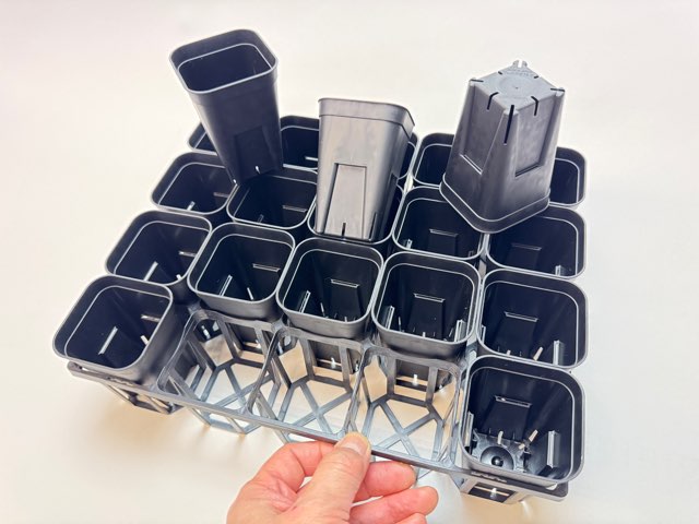 7.5cmポットや2号鉢用四角型枠トレイ：ハーフ標準型[H6.4cm]-20鉢用＋プレステラ深鉢75(2号相当)黒★(トレイ1枚＋20鉢付きで1セット)の画像