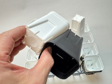 7.5cmポットや2号鉢用四角型枠トレイ：ハーフ標準型[H6.4cm]-20鉢用＋プレステラ深鉢75(2号相当)黒★(トレイ1枚＋20鉢付きで1セット)の画像