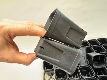7.5cmポットや2号鉢用四角型枠トレイ：ハーフ標準型[H6.4cm]-20鉢用＋プレステラ深鉢75(2号相当)黒★(トレイ1枚＋20鉢付きで1セット)の画像