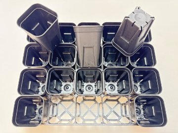 7.5cmポットや2号鉢用四角型枠トレイ：ハーフ標準型[H6.4cm]-20鉢用＋プレステラ深鉢75(2号相当)黒★(トレイ1枚＋20鉢付きで1セット)の画像