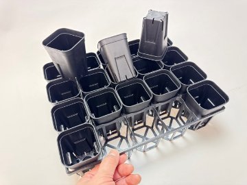 7.5cmポットや2号鉢用四角型枠トレイ：ハーフ標準型[H6.4cm]-20鉢用＋プレステラ深鉢75(2号相当)黒★(トレイ1枚＋20鉢付きで1セット)の画像