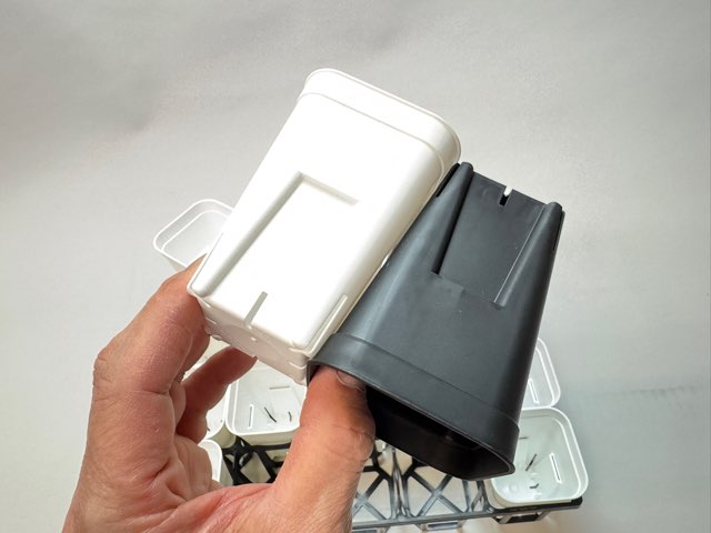 7.5cmポットや2号鉢用四角型枠トレイ：ハーフ標準型[H6.4cm]-20鉢用＋プレステラ深鉢75(2号相当)白☆(トレイ1枚＋20鉢付きで1セット)の画像
