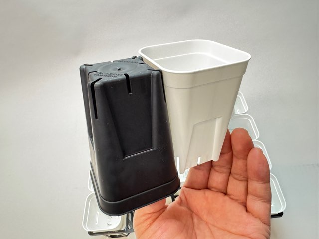 7.5cmポットや2号鉢用四角型枠トレイ：ハーフ標準型[H6.4cm]-20鉢用＋プレステラ深鉢75(2号相当)白☆(トレイ1枚＋20鉢付きで1セット)の画像