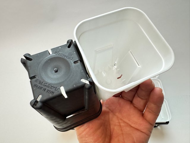 7.5cmポットや2号鉢用四角型枠トレイ：ハーフ標準型[H6.4cm]-20鉢用＋プレステラ深鉢75(2号相当)白☆(トレイ1枚＋20鉢付きで1セット)の画像