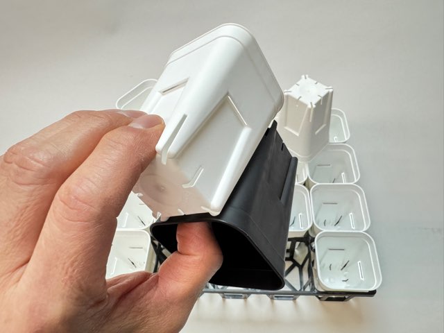 7.5cmポットや2号鉢用四角型枠トレイ：ハーフ標準型[H6.4cm]-20鉢用＋プレステラ深鉢75(2号相当)白☆(トレイ1枚＋20鉢付きで1セット)の画像