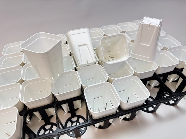 7.5cmポットや2号鉢用四角型枠トレイ：ハーフ標準型[H6.4cm]-20鉢用＋プレステラ深鉢75(2号相当)白☆(トレイ1枚＋20鉢付きで1セット)の画像