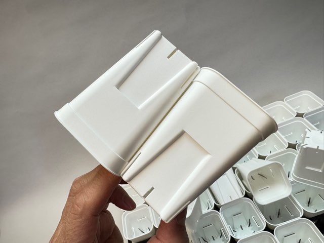 7.5cmポットや2号鉢用四角型枠トレイ：ハーフ標準型[H6.4cm]-20鉢用＋プレステラ深鉢75(2号相当)白☆(トレイ1枚＋20鉢付きで1セット)の画像