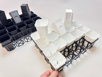 7.5cmポットや2号鉢用四角型枠トレイ：ハーフ標準型[H6.4cm]-20鉢用＋プレステラ深鉢75(2号相当)白☆(トレイ1枚＋20鉢付きで1セット)の画像