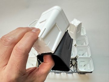 7.5cmポットや2号鉢用四角型枠トレイ：ハーフ標準型[H6.4cm]-20鉢用＋プレステラ深鉢75(2号相当)白☆(トレイ1枚＋20鉢付きで1セット)の画像