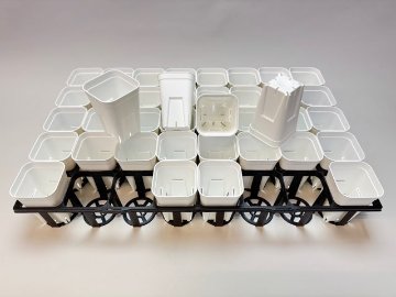 7.5cmポットや2号鉢用四角型枠トレイ：ハーフ標準型[H6.4cm]-20鉢用＋プレステラ深鉢75(2号相当)白☆(トレイ1枚＋20鉢付きで1セット)の画像