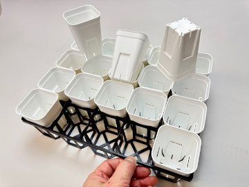 7.5cmポットや2号鉢用四角型枠トレイ：ハーフ標準型[H6.4cm]-20鉢用＋プレステラ深鉢75(2号相当)白☆(トレイ1枚＋20鉢付きで1セット)の画像
