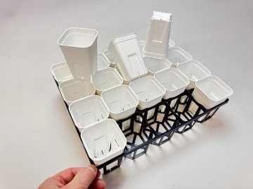 7.5cmポットや2号鉢用四角型枠トレイ：ハーフ標準型[H6.4cm]-20鉢用＋プレステラ深鉢75(2号相当)白☆(トレイ1枚＋20鉢付きで1セット)の画像