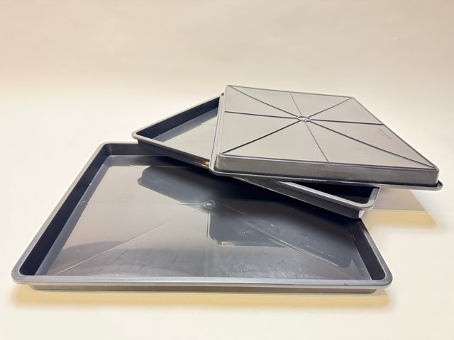 深＊園芸ハーフトレイ(プレステラ90型ハーフトレイ対応)・育苗箱ハーフ・かごトレーハーフ等に使える受け皿＊深型(底面給水)幅36×奥29×高2.5(cm)※擦り傷あり※空受皿(ソーサー)1枚の画像