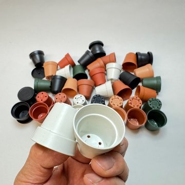 1号プラ鉢-白(W＊ホワイト)-超ミニサイズ(1号鉢1寸鉢一寸鉢)※黒インク状の付着や製造時の細い白糸が残る「糸引き」が有ります＊1号・1.3号鉢対応トレイありの画像