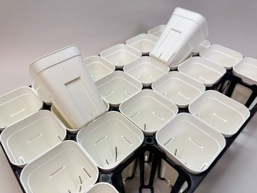 プレステラ深鉢専用★-90対応四角枠トレイ：24鉢用(黒)＋プレステラ深鉢90-白☆(トレイ1枚＋24鉢付きで1セット)[254GB]の画像