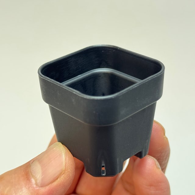 黒＊1.3号四角(一辺4cmスリット鉢で最小スクエア)極小ミニスリット浅型鉢45型-黒★ぶ厚い高機能ミニプラ鉢※鉢底の通気・排水重視※擦傷テカリあり＊1号・1.3号鉢対応トレイあり※プレステラ系の画像
